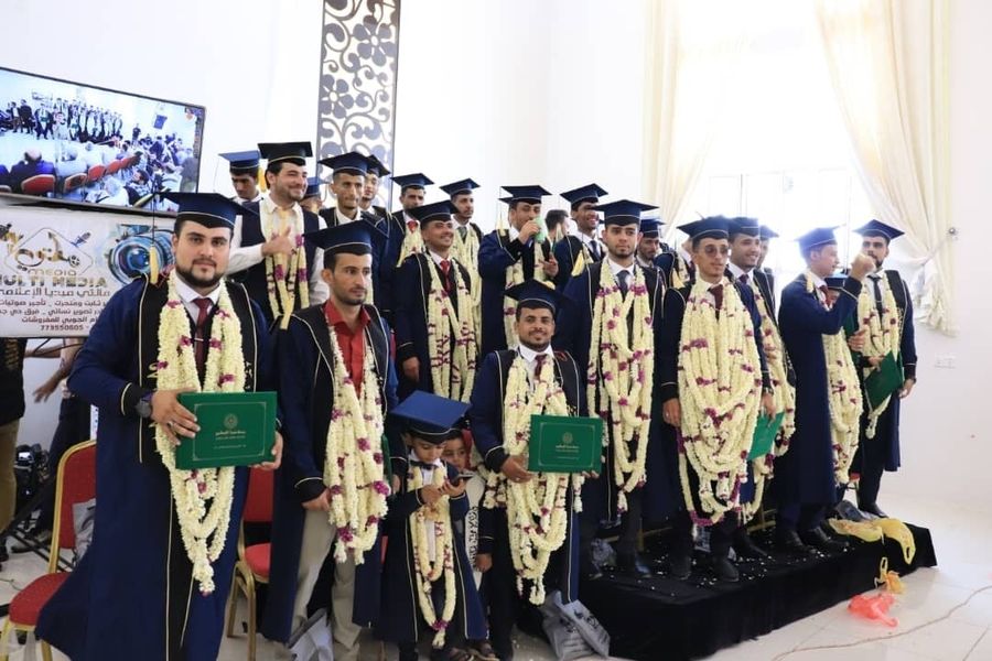 *جامعة آزال تحتفي بتخريج دفعة سفراء العلوم الإدارية والإنسانية*