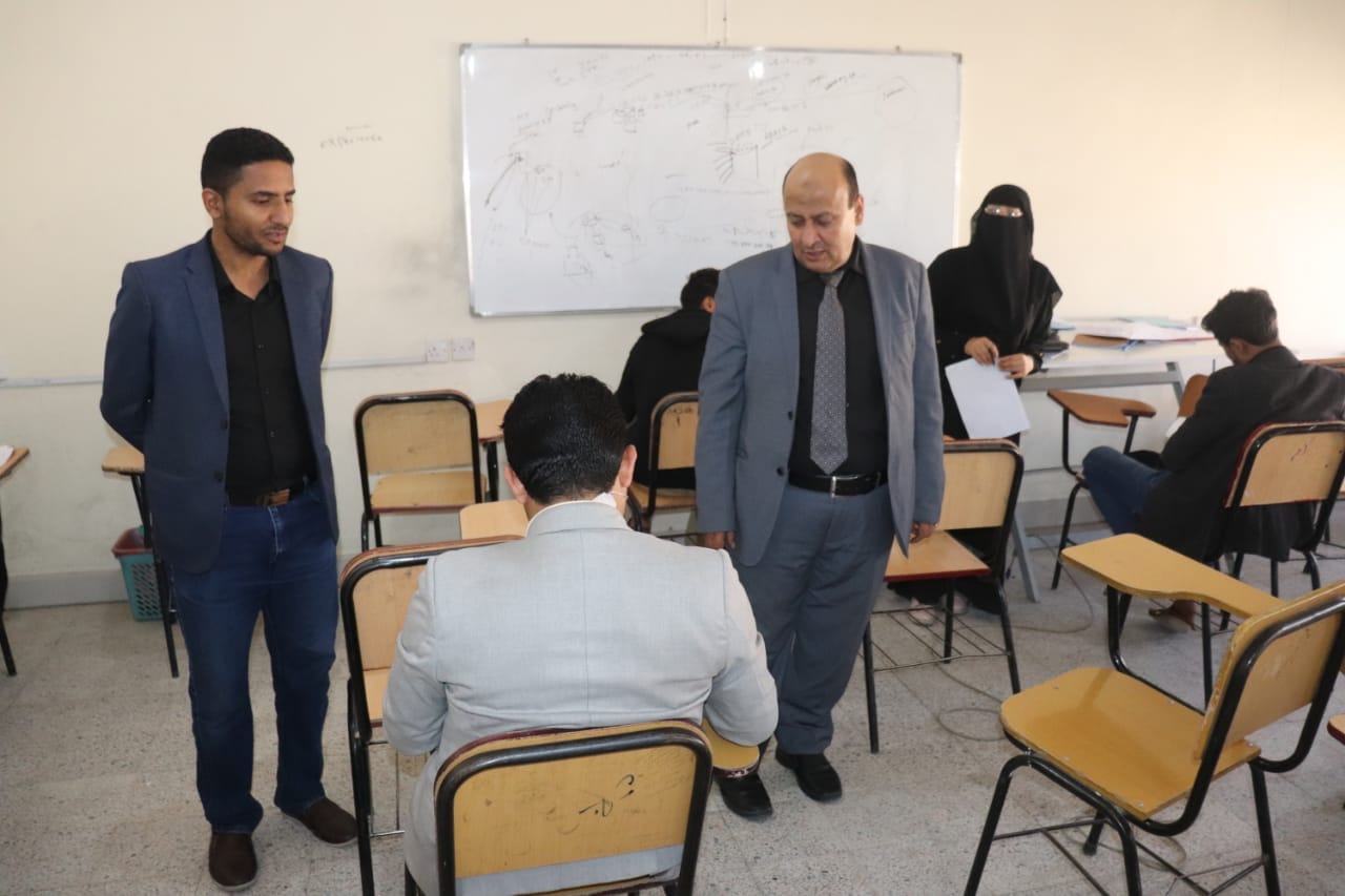 رئاسة الجامعة في زيارة للجّان الامتحانية بالكليات للفصل الثاني لمتابعة سيرها بنجاح.