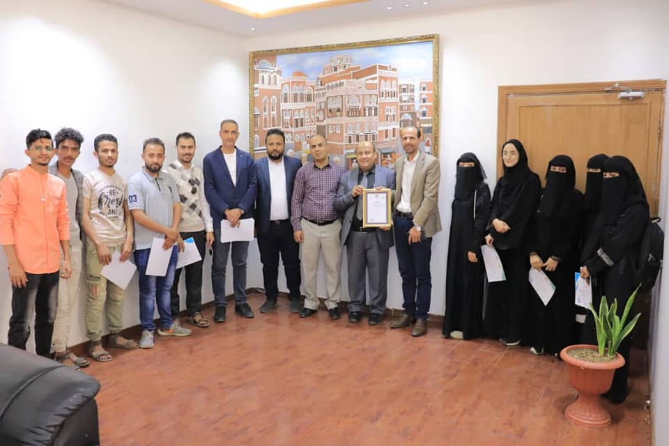 رئاسة الجامعة تكرم أبنائها الطلاب والطالبات المشاركين بإنجاح جناح الجامعة بمعرض صنعاء للقهوة للعام 2023م.