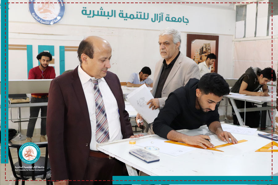 قيادة الجامعة في كلية الهندسة وتكنولوجيا المعلومات وكلية العلوم الإدارية والإنسانية لمتابعة سير الاختبارات