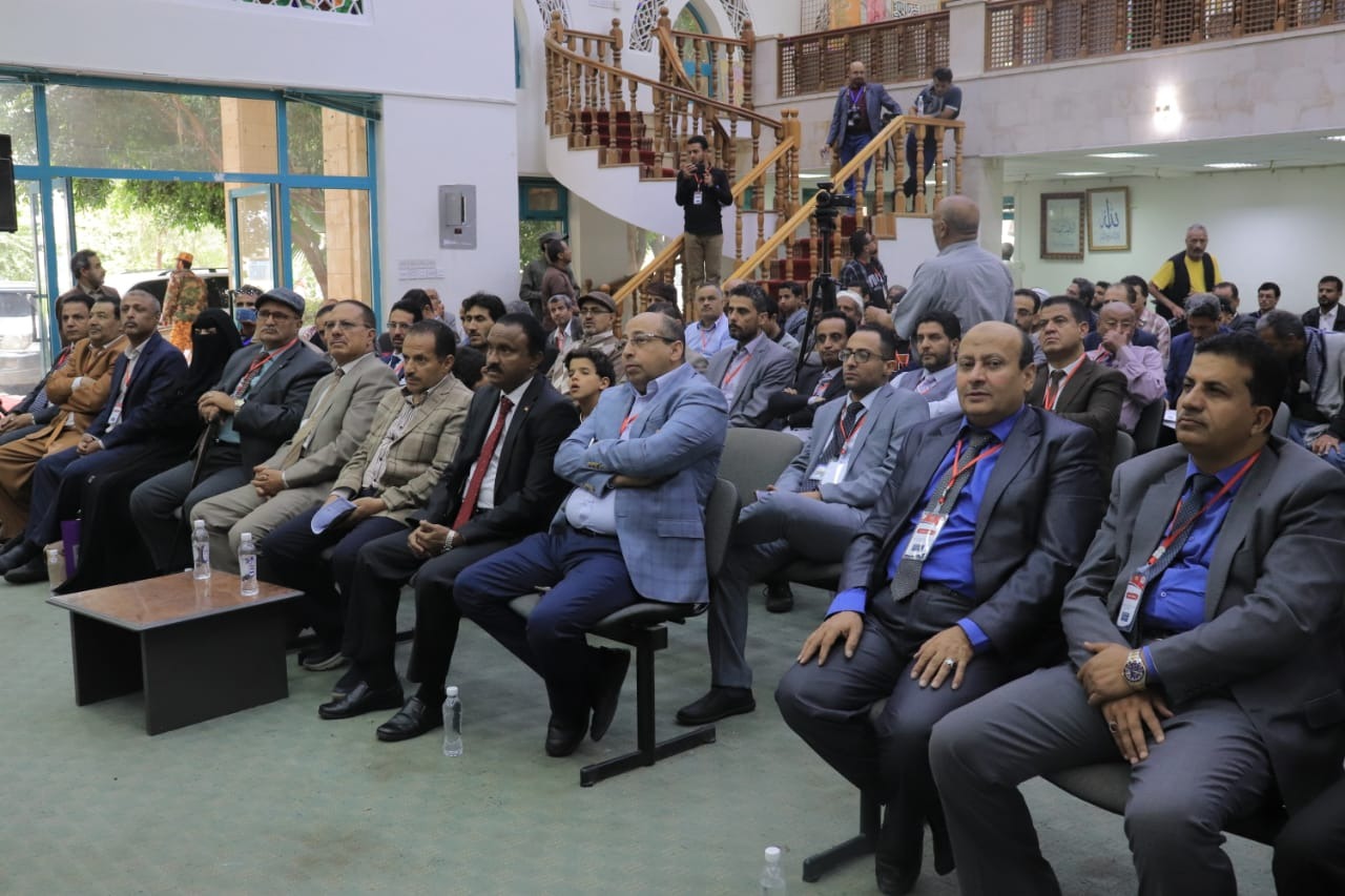 رئيس الجامعة يشارك في افتتاح المعرض الوطني للفن التشكيلي لطلابنا المشاركين في مجال الخط والرسم.