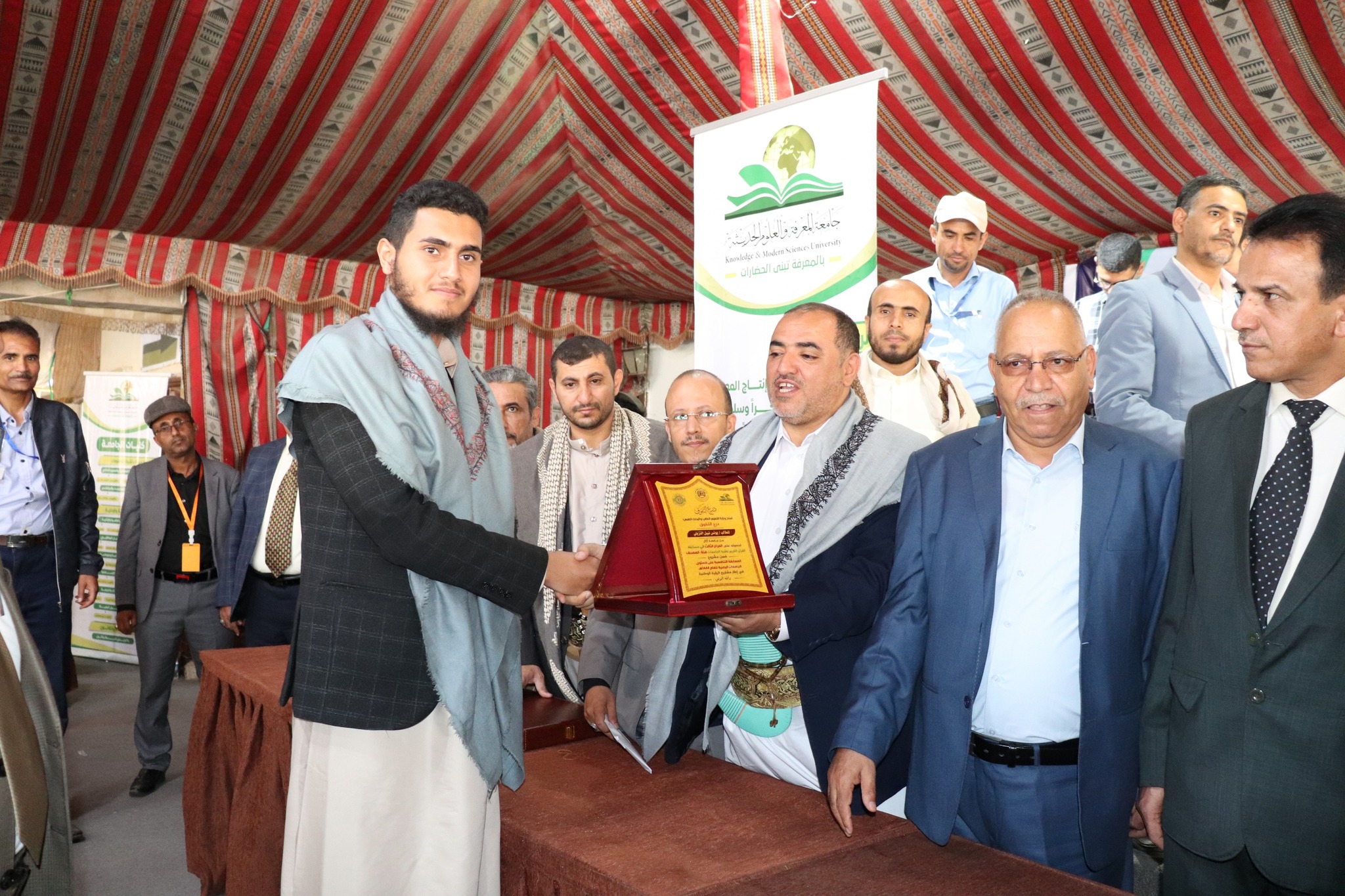 *وزارة التعليم العالي تكرم طلاب جامعة آزال للتنمية البشرية لفوزهم في مسابقة القرآن الكريم في فئة المصحف كاملاً والخمسة الأجزاء.*