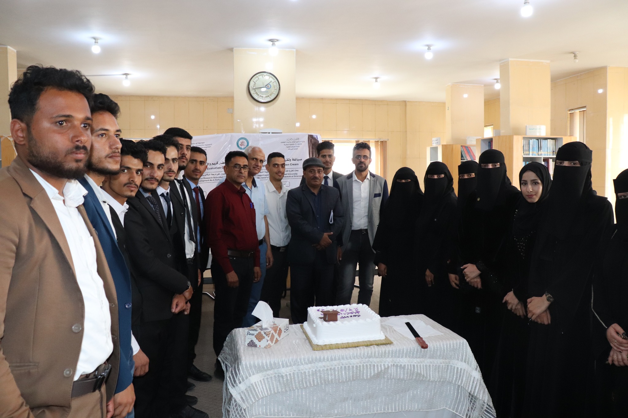 مناقشة مشروع تخرج دفعة جديدة من قسم الصيدلة بكلية العلوم الطبية - جامعة آزال للتنمية البشرية.