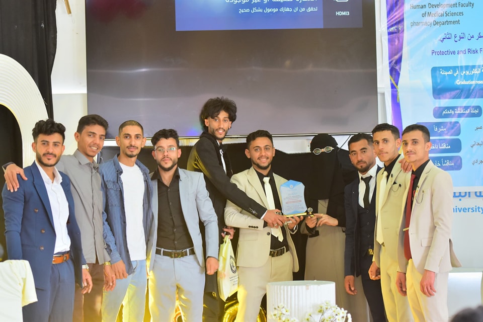 طلاب بكالوريوس الصيدلة بجامعة آزال للتنمية البشرية يناقشون مشاريع تخرجهم