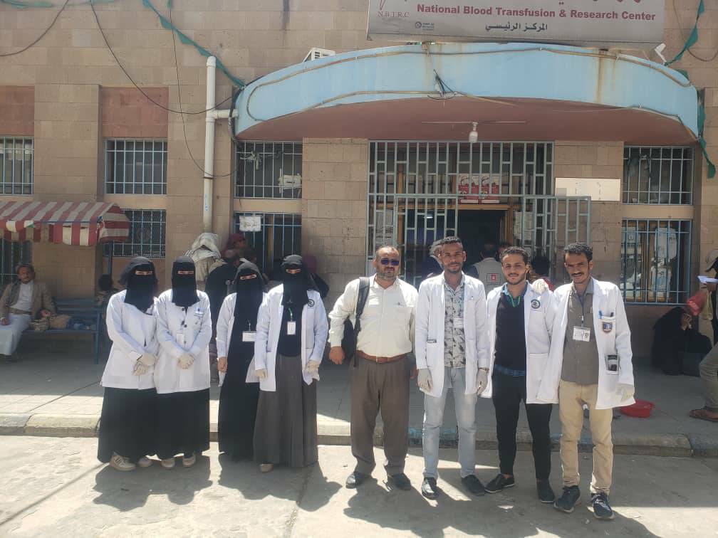 مسؤول التدريب السريري بجامعة أزال للتنمية البشرية يزور طلاب الامتياز في المركز الوطني لنقل الدم وأبحاثة