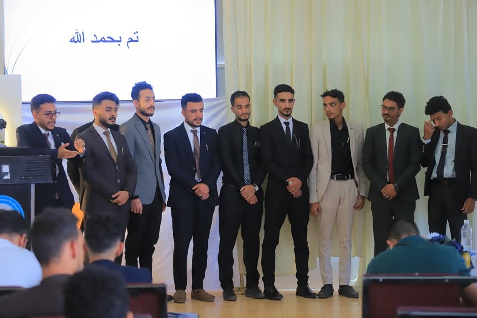 طلاب الصيدلة بجامعة آزال ينجزون بحثاً علمياً حول ضبط جودة الأدوية لعلاج الأمراض المزمنة في اليمن