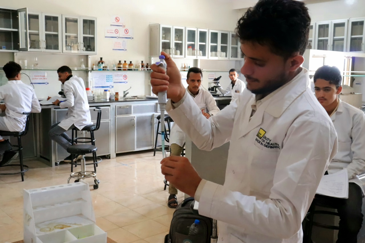 كيف تشكل جامعة آزال للتنمية البشرية ملامح المستقبل التعليمي في اليمن؟