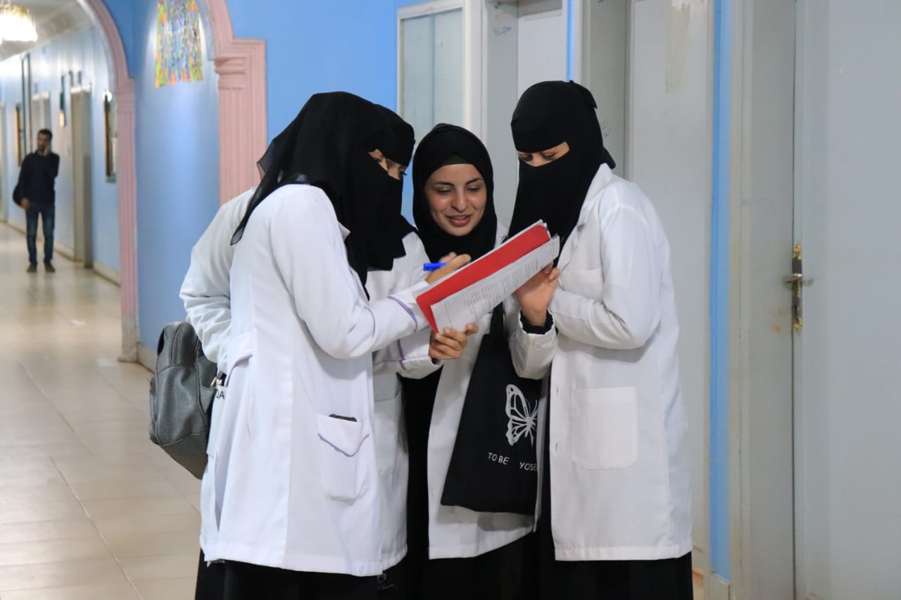لماذا تُصنف جامعة آزال للتنمية البشرية كأفضل جامعة أهلية في اليمن لعام 2026؟