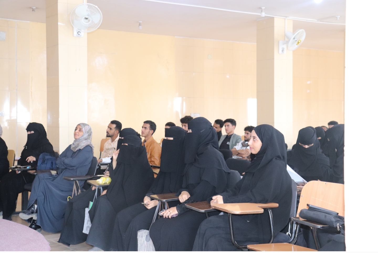 بمشاركة 87 طالباً وطالبة.. جامعة آزال تختتم بنجاح الورشة التطبيقية لـ "أدوات الذكاء الاصطناعي عبر الهواتف الذكية" وتطلق مجتمع "بنك المهارات"